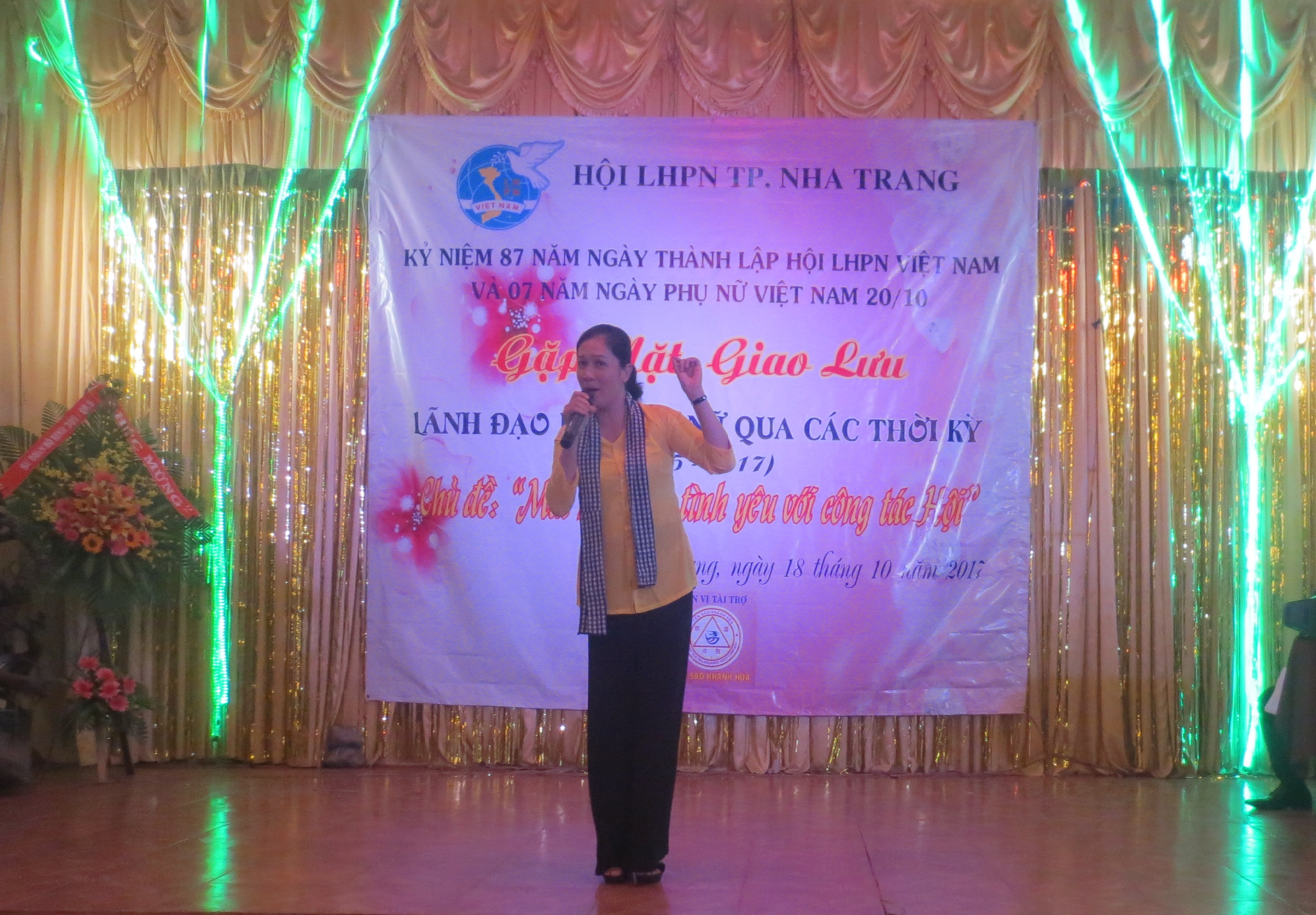 Một tiết mục giao lưu văn nghệ trong buổi gặp mặt