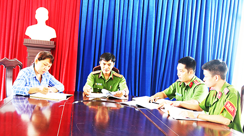 Công an và Hội Phụ nữ thị trấn Cam Đức trao đổi thông tin. 