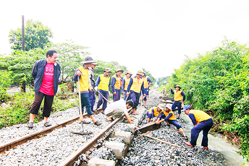  Công nhân duy tu đường sắt tại khu vực TP. Nha Trang