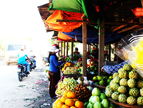 Trong thời gian sửa chữa chợ Vĩnh Phương, tiểu thương được bố trí buôn bán tại chợ tạm, sát đường giao thông