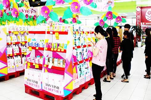 Siêu thị, cửa hàng rộn ràng khuyến mãi