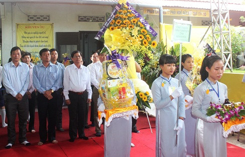 Đoàn lãnh đạo tỉnh do ông Nguyễn Tấn Tuân đến viếng Hòa thượng Thích Trí Viên.