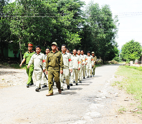 Đội tự quản an ninh, trật tự xã Khánh Thành trong buổi huấn luyện