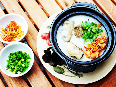 Thưởng thức cháo hàu bên sông Nhật Lệ