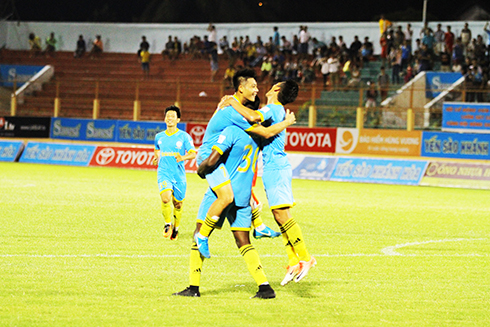 Sanna Khánh Hòa - Biển Việt Nam và SHB Đà Nẵng: Chủ nhà tự tin