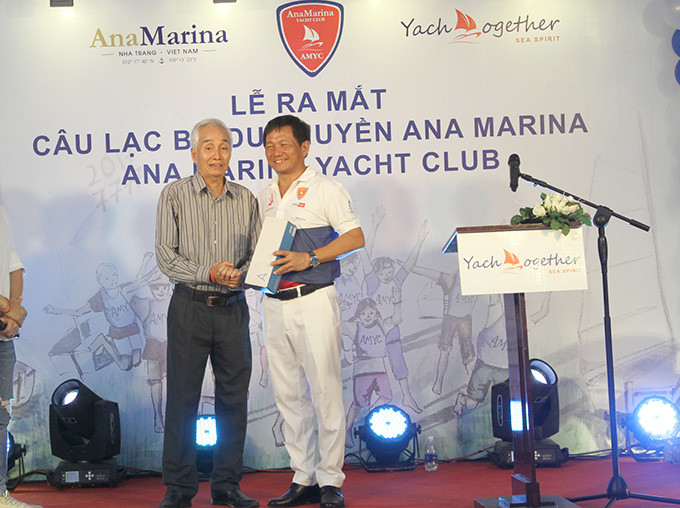 Nghi thức tặng đồng hồ đi biển trong lễ ra mắt CLB du thuyền Ana Marina