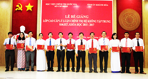 Đồng chí Nguyễn Tấn Tuân trao bằng tốt nghiệp  cho các học viên