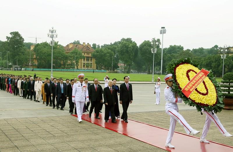  Lãnh đạo Ðảng, Nhà nước và các Ðoàn đại biểu Quốc hội vào Lăng viếng Chủ tịch Hồ Chí Minh