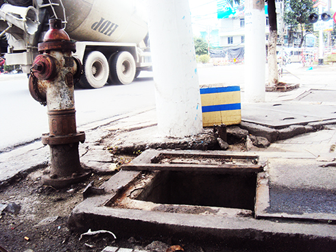 Cần đậy nắp hố ga