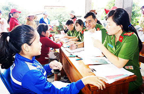 Công an TP. Nha Trang hướng dẫn và thực hiện thủ tục đăng ký thường trú cho người dân xã Vĩnh Lương