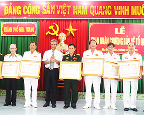 Lãnh đạo TP. Nha Trang trao huân chương cho các sĩ quan