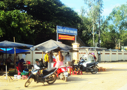 Buôn bán trước cổng trường