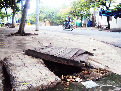 Cần thay mới nắp hố ga