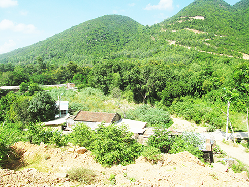 Xóm nhỏ thôn Phước Thượng (Phước Đồng) có nguy cơ sạt lở đất