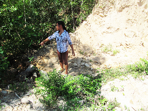 à Kiều lo nước tràn vào nhà bởi nạn khai thác đất trái phép