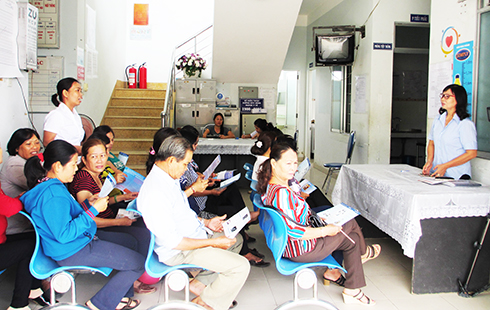 Chị Mai trong một buổi tuyên truyền nhóm cho người dân