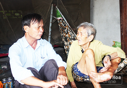 Ông Phạm Dự đến thăm hỏi bà Nguyễn Thị Hến