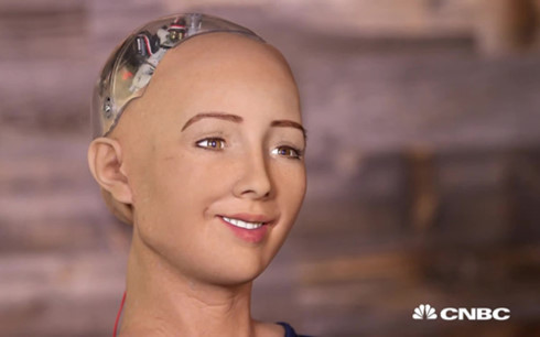 Sophia được xem là một trong số những robot giống người nhất và có khả năng giao tiếp rất ấn tượng. Ảnh: CNBC.