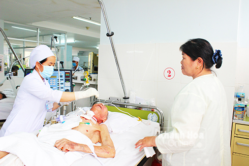 Sơ Nguyễn Thị Nhật Khánh đang chăm sóc bệnh nhân.