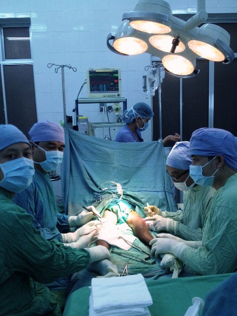 Mổ thành công bé trai bị xương thủy tinh