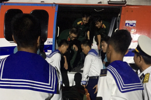 Cấp cứu ngư dân bị nạn từ Trường Sa về đất liền bằng trực thăng