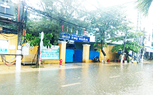 Cổng trường thường xuyên ngập nước