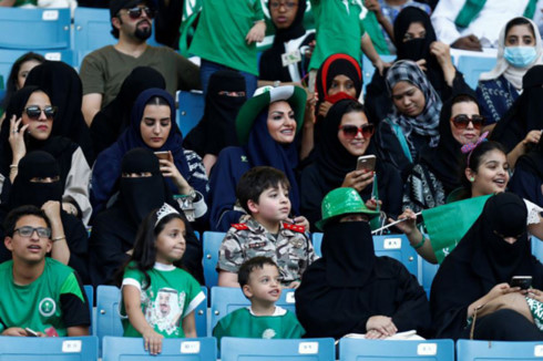 Phụ nữ Saudi Arabia có mặt tại một sự kiện kỷ niệm Quốc khánh nước này ở thủ đô Riyadh. Ảnh: VOA.