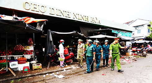 Lực lượng dân quân tự vệ phường phối hợp với lực lượng công an, bảo vệ dân phố tuần tra kiểm soát địa bàn