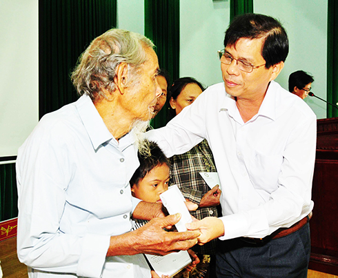 Ban chỉ đạo trao quà hỗ trợ cho các gia đình tại huyện Khánh Vĩnh.