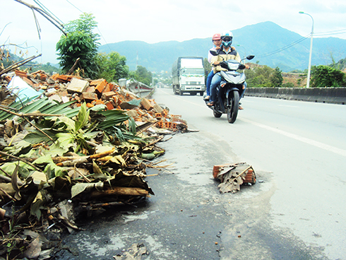 Xà bần tràn ra quốc lộ