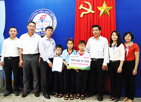 Officials of Khanh Hoa Newspaper and Vietcombank Nha Trang visit and offer donation to three children
