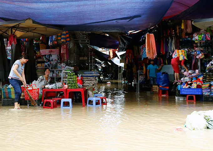 Nước tràn vào Chợ Dinh Ninh Hòa vào trưa ngày 1-11.