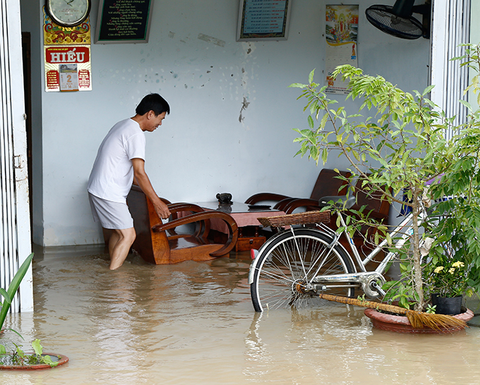 Nước tràn vào một ngôi nhà ở phường Ninh Hiệp.
