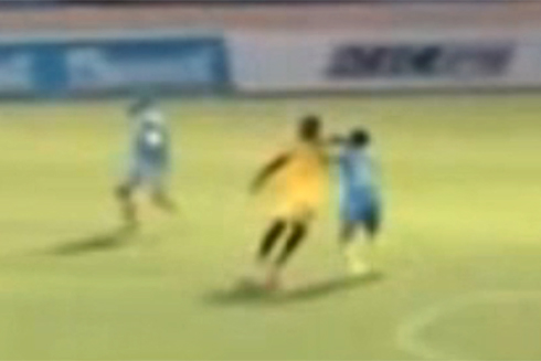 Video: Olaha thúc cùi chỏ vào mặt Huy Hoàng vẫn được &quot;trắng án&quot;