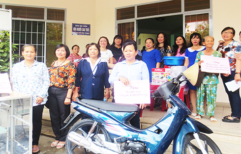 Giúp phụ nữ nghèo mưu sinh