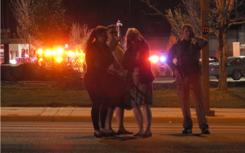 Người dân được sơ tán khỏi hiện trường. (Ảnh: Denver Post)