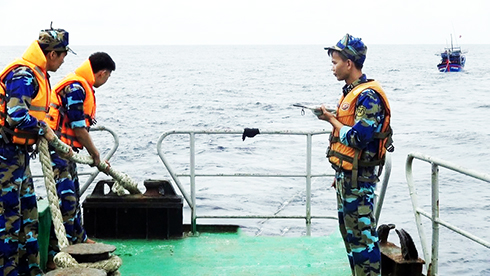 Tàu Trường Sa 18 cứu tàu cá gặp nạn