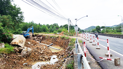 Điểm sụt trượt đất đá tràn ra Quốc lộ 1 đoạn qua xã Vĩnh Phương (TP. Nha Trang) năm 2016