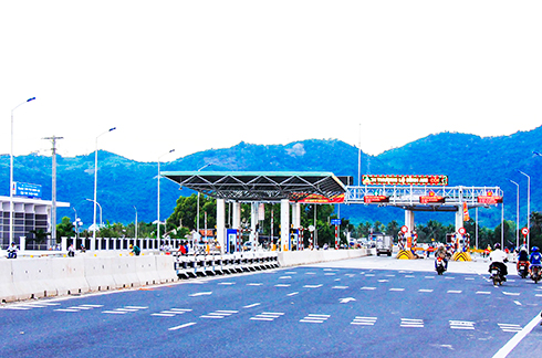 Trạm thu phí Ninh An: Tài xế dùng tiền lẻ trả phí gây kẹt xe