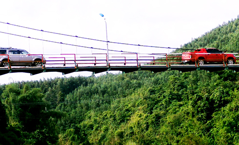 Ô tô chạy trên cầu treo dân sinh