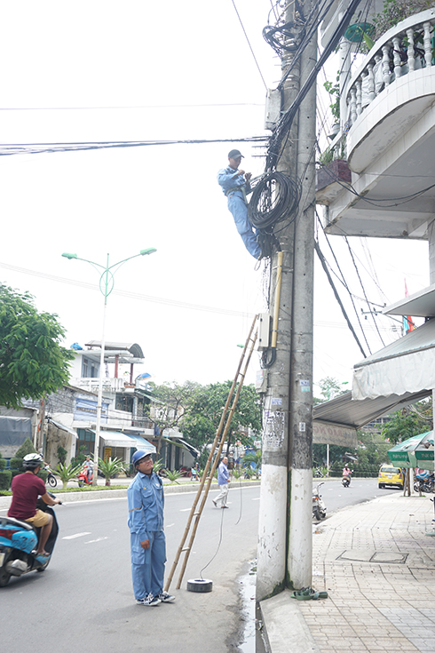 Nhân viên kiểm tra đường dây thông tin liên lạc sáng 3-11