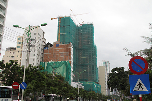 Một công trình xây dựng trên đường Trần Phú đã ngừng hoạt động