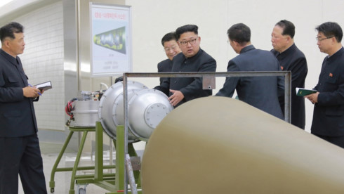 Lãnh đạo Triều Tiên Kim Jong-un bên cạnh thiết bị được cho là bom nhiệt hạch. (Ảnh: KCNA/Reuters)