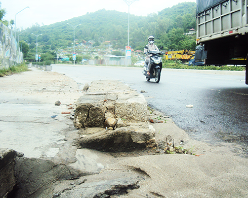 Móng đá chẻ sót lại trên đường