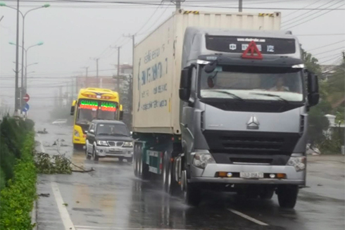 Quốc lộ 1 qua địa bàn huyện Vạn Ninh bị ách tắc