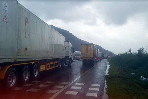 Quốc lộ 1 đoạn qua huyện Vạn Ninh tê liệt do đường điện cao thế sa xuống đường