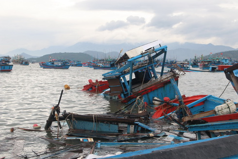 107 tàu thuyền bị sóng đánh chìm ở Cam Ranh
