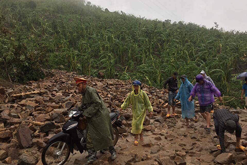 Sạt lở trên đèo Phượng Hoàng, Quốc lộ 26 tê liệt nhiều giờ