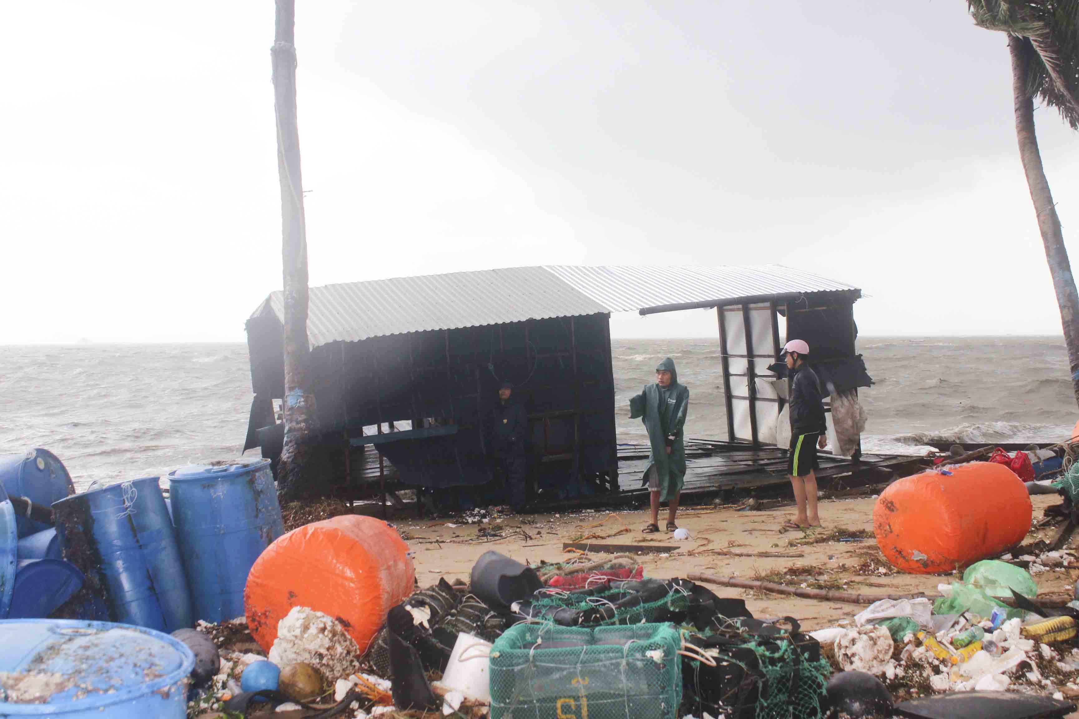 Đưa hơn 60 người trên bè thủy sản vào bờ an toàn