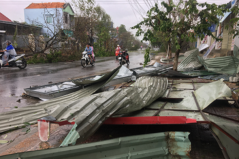 Trung tâm thị xã Ninh Hòa ngỗn ngang sau bão